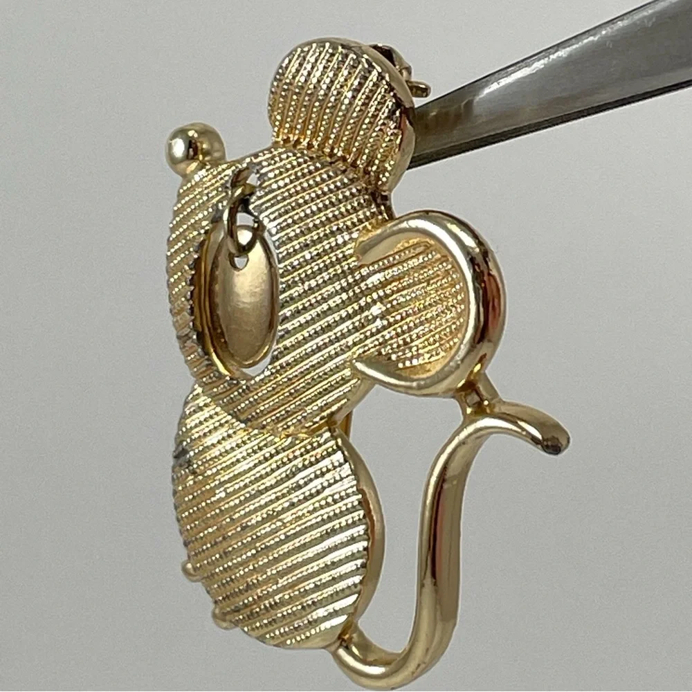 1970’s SARAH COVENTRY MOUSE BROOCH Pin Squeaky Gold Tone Dangle Charm Vintage